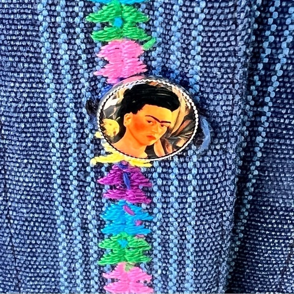 ARTSY FRIDA KAHLO EMBROIDERED DENIM JACKET PORTRAIT BUTTONS NWOT SIZE MEDIUM - Picture 3 of 13